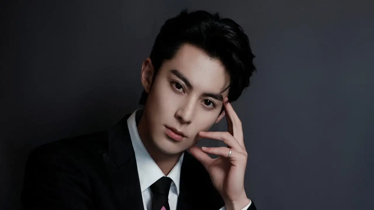 انفعال الممثل وانغ هيدي يؤدي إلى إبعاد هاتف أحد المعجبين بعنف